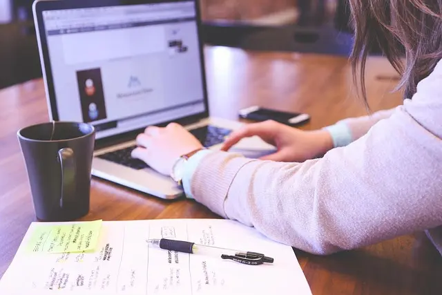 Comprendre le Rôle des Avis en Ligne dans le Marketing